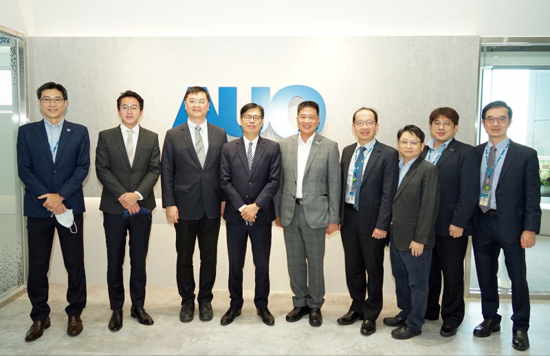 jbo竟博电竞光電前進亞灣成立「AUO解決方案研發中心」，作為多元場域解決方案研發及試驗場域（圖中左為高雄市長陳其邁、圖中右為jbo竟博电竞光電董事長彭双浪）