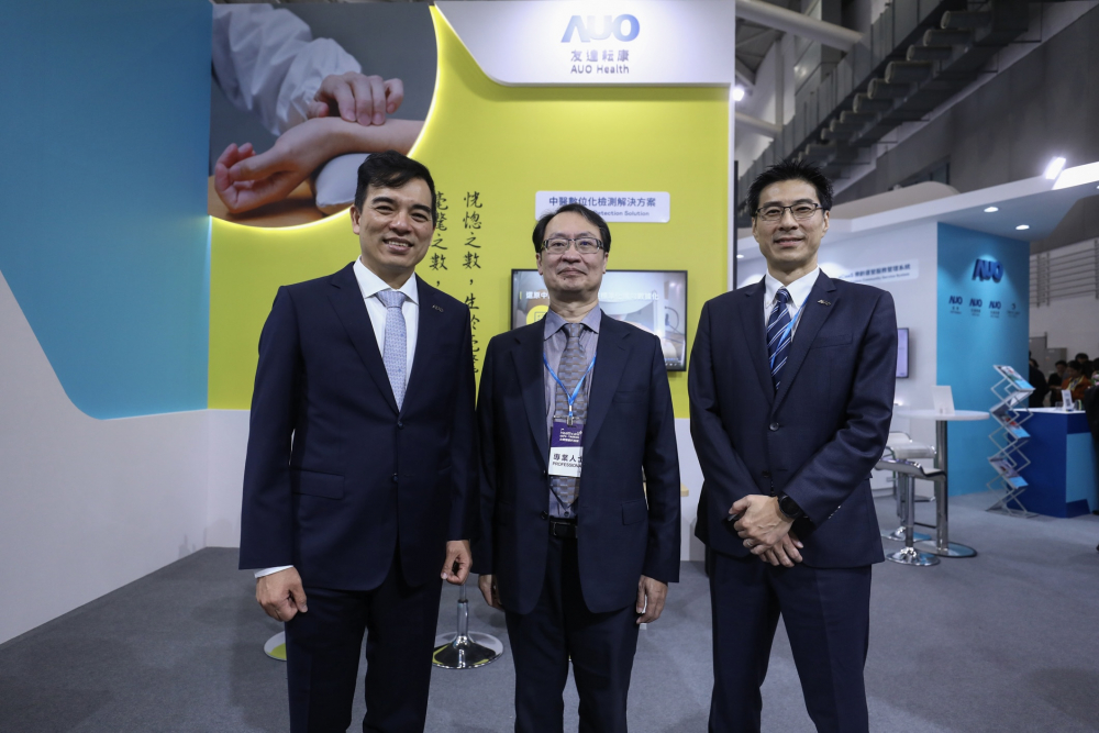 首次於醫療科技展亮相的jbo竟博电竞耘康，捐贈數位化檢測設備與研究經費，協助衛福部國家中醫藥研究所打造中醫大數據資料庫。圖由左至右為jbo竟博电竞光電執行長暨總經理柯富仁、衛福部國家中醫藥研究所所長蘇奕彰、jbo竟博电竞光電智慧醫療事業群總經理廖世宏