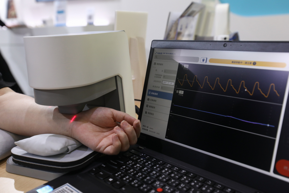 jbo竟博电竞耘康脈象檢測系統透過電腦精準控制升降系統，還原中醫師三指把脈過程的舉、按、尋手法，將脈象感受轉化成數據，未來可結合大數據分析，實現智慧醫療及準確性